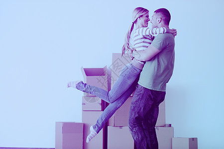 年轻夫妇搬进新房子财产贷款投资女孩幸福房间家庭纸盒男人盒子图片