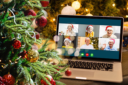 虚拟圣诞节家庭聚会 视频会议 年轻人在家庭办公室通过计算机进行视频通话 在线团队礼物开幕式电话会议家居笔记本教练互联网微笑电脑帽图片