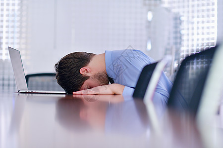 办公室内有问题和压力的男商务人士挫折电脑经理失败男性成人男人金融工作桌子图片