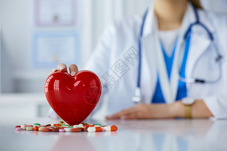 白大衣医生 有听诊器 药片和塑料心脏在白色上隔离护士教育微笑药品瓶子商业成人临床世界国家图片