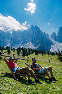 Geisler Alm 在意大利 Dolomites 的山区远足 自然公园风景房子夫妻男人地标高山顶峰旅游全景假期图片