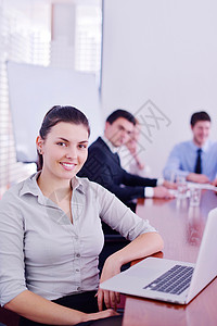 电脑开会企业人士在办公室开会时微笑男性工作笔记本图表研讨会讨论团队女性桌子背景