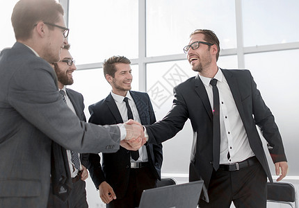 老板和员工彼此握手 互相握手会议办公室讨论人士企业家商务经理组织工作合作图片