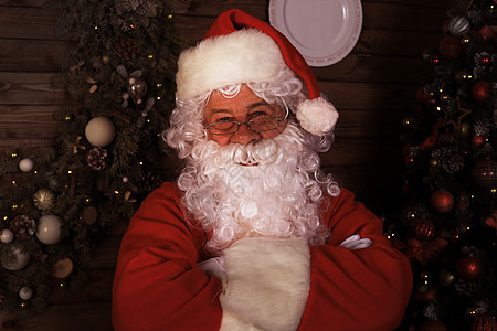 传统的圣诞老人站在一个房间里的圣诞树旁边 笑声父亲袜子解雇壁炉戏服微笑魔法庆典男人胡须图片