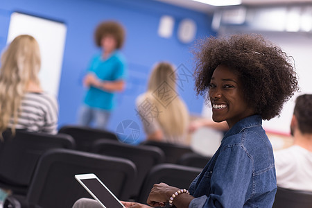 非洲裔美国商业女实业家 非洲女性桌子笔记本药片电脑教育青年训练公司团体学校图片