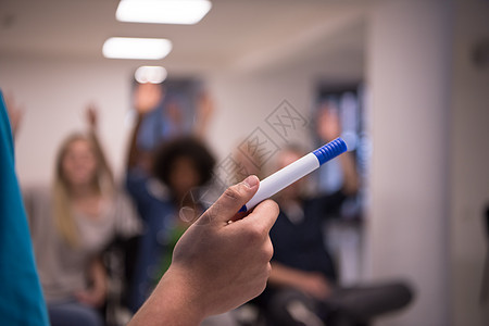 教师用标记手贴紧科学成人教育学习技术男人男生女孩青少年班级图片