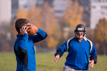 足球教练美式足球队 有教练在行动运动分数跑步大学球员游戏男性挑战头盔活力背景