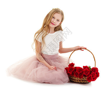 带一篮花的可爱小女孩花朵裙子微笑蓝色场地家庭篮子乐趣晴天婴儿图片