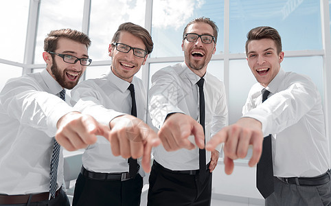成功的商业团队指着你们合作微笑手指工作幸福生意团体男人员工工人图片