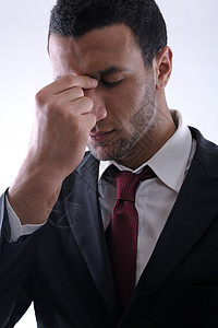 沮丧的生意人思考办公室挫折思维工作帮助管理人员失败疼痛压力图片