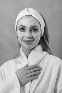 施用面罩的斯帕妇女黏土成人沙龙女士化妆品卫生奢华身体润肤微笑图片
