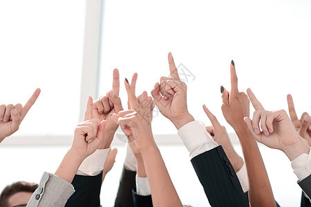 一群商业界人士举起手来教育团队团体同事职业联盟成人手势快乐朋友们图片