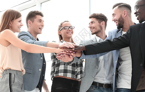 商业界人士中 有一群人双手齐头并进成功成人手势办公室友谊男人协议女士合作工作图片