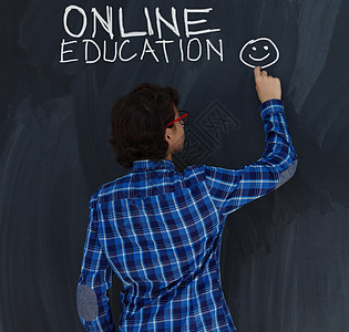 黑人黑纸板在线教育中写有粉笔字的少年男孩背景图片