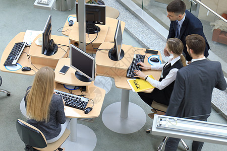 坐在办公桌边时 最顶尖的光荣团队集思广益风景商业工人合作合伙智力女性工作头脑电脑桌子图片