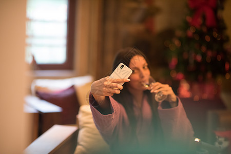 妇女在温泉水里自饮自酒奢华享受皮肤护理玻璃酒店保健气泡浴衣假期图片