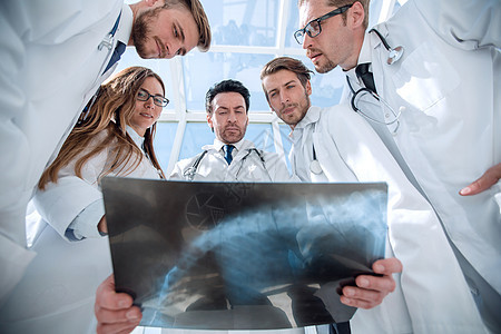 医生同事看病人的X光片职业诊所药品讨论病人团队男人射线职员情况图片