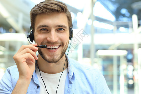 年轻男性客户快乐地支持执行官在办公室工作呼叫男人帮助电话麦克风咨询商务顾问求助服务图片