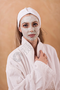 施用面罩的斯帕妇女肤色工作室卫生女性女孩奶油润肤毛巾女士治疗图片