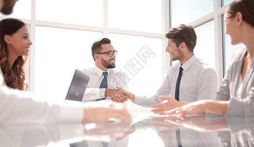 下视图 handshake 业务伙伴在服务台协议微笑公司工人女性管理人员商务经理金融团队图片