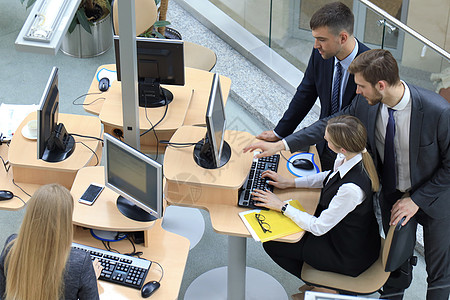 坐在办公桌边时 最顶尖的光荣团队集思广益风景商务电脑智力工人团体桌子男人专注商业女性图片