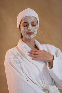 施用面罩的斯帕妇女化妆品身体黏土润肤女士微笑沙龙工作室治疗女性图片