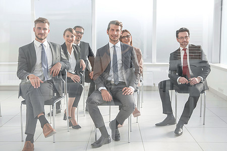 男人和女人排班坐在椅子上会议领带商务商业就业招聘坐姿职员学生候选人图片