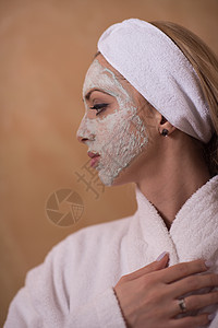 施用面罩的斯帕妇女保健奢华护理面具女孩成人女士女性微笑工作室图片