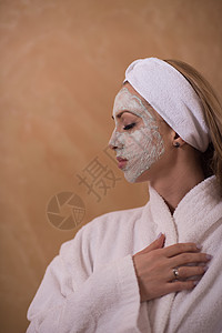 施用面罩的斯帕妇女皮肤身体奶油女士微笑工作室成人卫生润肤保健图片