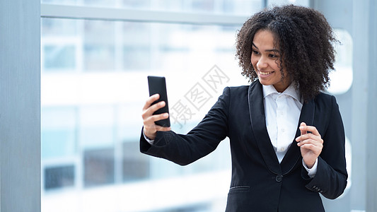 拥有手机的女商务人士商务互联网生意人会议流媒体视频快乐女士商业经理图片