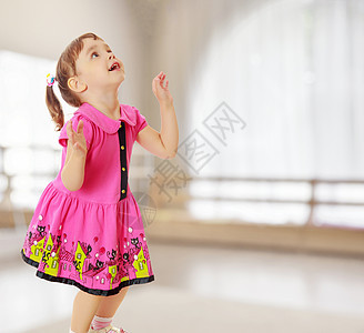 小女孩跳起来 抬头看乐趣幼儿园孩子舞蹈头发快乐白色生活青年粉色图片