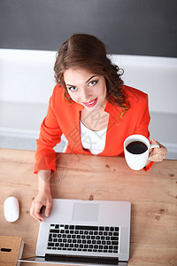 坐在办公室办公桌的有吸引力的妇女 从事笔记本电脑工作秘书情绪女士屏幕照片商务微笑夹克商业助手图片