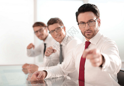 商业界的人出现在你坐在办公桌前的桌子上律师生意手势眼镜领导者咨询会议职场领带伙伴图片