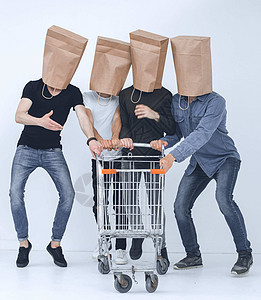 白人购物概念中的4名男子男性篮子开支年轻人店铺男人团队销售纸袋休闲图片