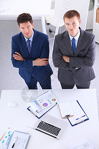 两名商务人士拿着一张空白纸 站着两个商务人士图片