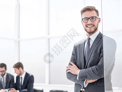 办公室背景模糊的微笑着笑容的商务人士生意人员工公司成人衣领职业人士套装工作男人图片