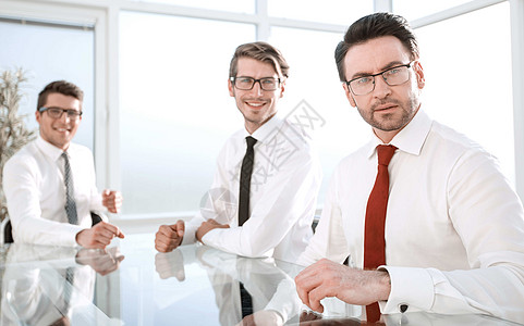 坐在办公服务台的一组成功获聘雇员组机构眼镜商务保险男人反射代理人领带玻璃商业图片