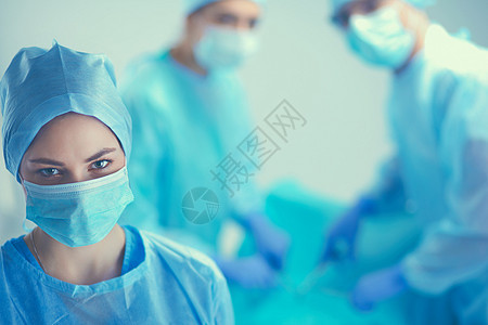 在手术室工作的小组外科医生面具医疗保险治疗女孩医师情况专家房间疾病外套图片