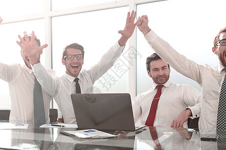 快乐的团队展示他们的成功胜利幸福男性合伙团体风暴会议电脑讨论商业图片