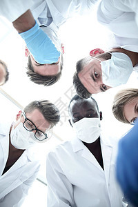 外科医生对手术的讨论情况器材医学蓝色团队女士男人剪刀医院围裙护士图片