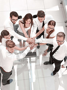 商业团队把双手放在一起 将双手集中在一起雇员电脑合作工作同事朋友们玻璃伙伴社区职员图片