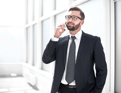 成功的商务人士在移动电话上交谈 掌声金融银行家管理人员营销人士商务办公室企业家成人商业图片