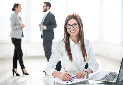 成功经商的妇女检查财务计划表以及员工女士文书电脑工作女性窗户经理金融预算图片