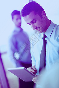 使用办公平板电脑的商家屏幕商务展示成人网络电话工作男性人士笔记本图片