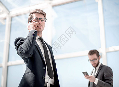 现代商务人士在移动电话上交谈 单位 千人细胞生意人工作管理人员男性经理大厅互联网手机商务图片