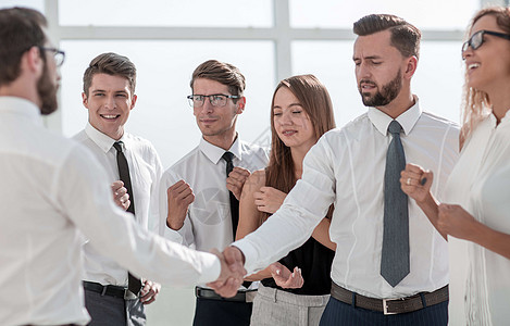 快乐的商业团队寻找商业伙伴的握手之道同事商务会议微笑团结职业男人手势幸福掌声图片