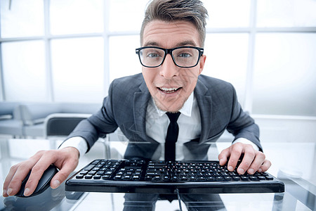 在键盘上打字的疯子书呆子漫画人士想像力男人情感领带经理商务老鼠办公室图片