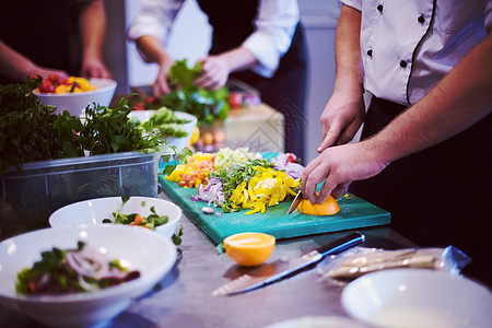 做饭的小组厨师和厨师职员工作厨房烹饪商业餐饮帽子女士盘子服务图片