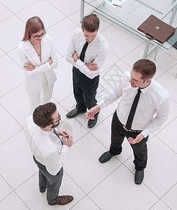一群在办公室里讲话的商务人士 他们站在办公室前说起话来成人房间男人女性会议桌子管理人员男性工作商业图片