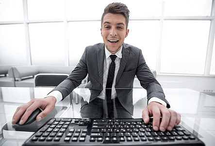 随随便便的商务人士看相机 键盘办公室职场办公家具商务电脑衬衫男人技术房间经理图片